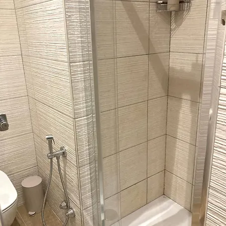 Hermes With Private Parking Триест