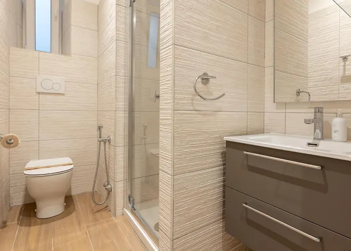 Апартаменти Hermes With Private Parking