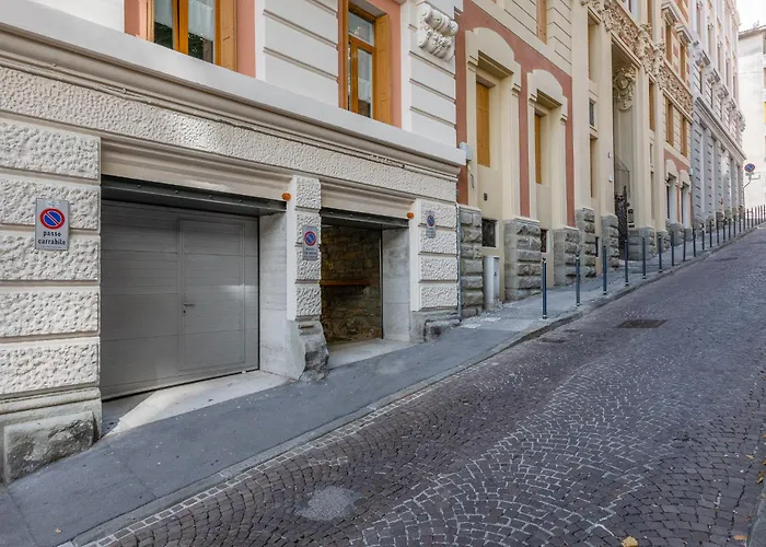 Hermes With Private Parking Трієст